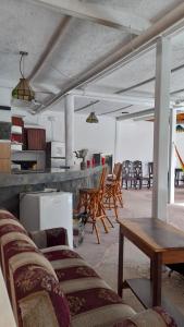 een woonkamer met een tafel en stoelen bij Managua Backpackers Inn in Managua