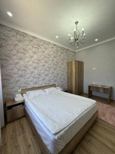 Een bed of bedden in een kamer bij Айкол