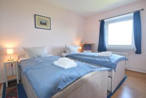 two twin beds in a room with a window at fewo1846 - Ostseebad - Apartment mit 2 Schlafzimmern und Meerblick in Flensburg