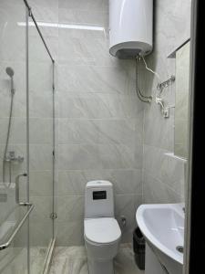 y baño con aseo, lavabo y ducha. en Айкол en Bokonbayevo