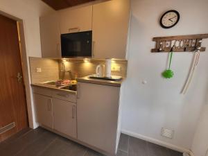 Kuchyň nebo kuchyňský kout v ubytování Haus Dorfschmiede, Whg Seehund