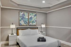 Ένα ή περισσότερα κρεβάτια σε δωμάτιο στο Beautiful House for BIG Groups with a Cinema Room