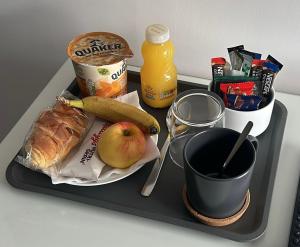 ein Tablett mit einem Apfel, einem Croissant und einer Tasse Kaffee in der Unterkunft Wellington house in Blythe