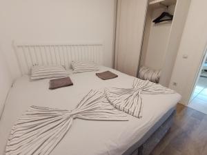 Un pat sau paturi într-o cameră la Villa Roki