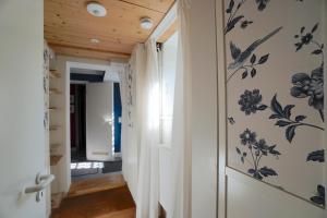 ein Flur in einem Haus mit schwarz-weißer Tapete in der Unterkunft Ferienwohnung Country Garden - Naturpark Schlei in Güby + 39 Fotos