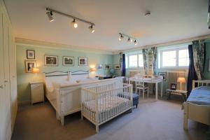 ein Zimmer mit Kinderbett und ein Zimmer mit Schlafzimmer in der Unterkunft Ferienwohnung Country Garden - Naturpark Schlei in Güby