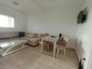 sala de estar con sofá y mesa en Villa Roki, en Ravanj