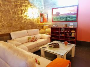 San AsensioにあるCasa Rural Los Carrosのソファとテーブルのあるリビングルーム
