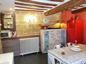 San AsensioにあるCasa Rural Los Carrosのキッチン(テーブル、赤い冷蔵庫付) +42枚の写真
