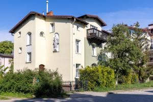 a building with a statue on the side of it at Monciak Comfort - Alejki in Sopot