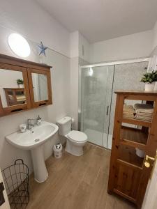 uma casa de banho com um lavatório, um WC e um chuveiro em Blue relax Candelaria em Candelaria