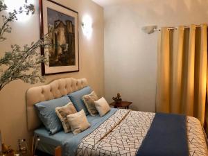 um quarto com uma cama com almofadas em Chalé do Vale à 10 min de carro de Itacoatiara em Niterói