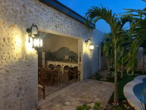 a patio of a house with a table and a palm tree at Campeche Mágico in Campeche