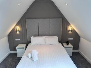 ein Schlafzimmer mit einem großen Bett mit zwei Nachttischen in der Unterkunft Wellington house in Blythe