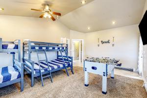 Zimmer mit Etagenbetten und einem Tisch in der Unterkunft Buttercup Beauty in Garden City