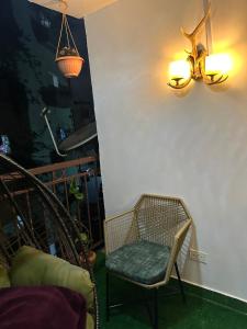Habitación con silla y luces en la pared en Magazi suites 3, en Nairobi