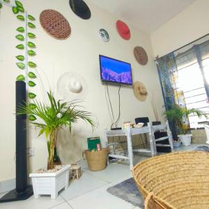 Televízia a/alebo spoločenská miestnosť v ubytovaní Palm Paradise Loft