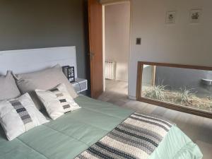 1 dormitorio con cama y ventana grande en LAS LAVANDAS en Sierra de la Ventana