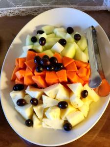 un plato de frutas y hortalizas en una mesa en Pousada Solar Azul, en Lençóis