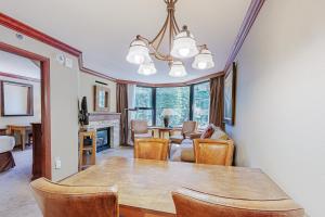 Et opholdsområde på Resort at Squaw Creek's 605 & 607