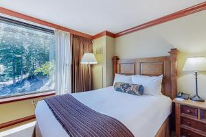 En eller flere senge i et værelse på Resort at Squaw Creek's 605 & 607 + 29 billeder