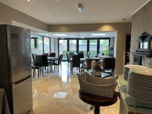 Una cocina y un comedor con mesas y sillas. en Number One Hundred Bed And Breakfast, en Cardiff