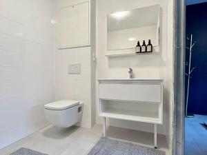 biała łazienka z toaletą i umywalką w obiekcie Very Central, 5 min to city center, Self Check In w Wiedniu