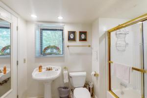 Koupelna v ubytování 4 Bed 4 Bath Vacation home in Mineral + 34 fotografií