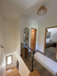 Postel nebo postele na pokoji v ubytování Paralia Homes peaceful 2 bedroom, unit # 2