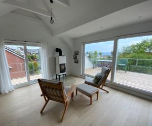strand Frische في نيوشتاد في هولشتاين: غرفة معيشة مع طاولة وكراسي ونوافذ