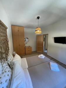 Postel nebo postele na pokoji v ubytování Paralia Homes peaceful 2 bedroom, unit # 2