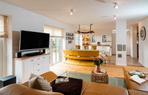 ヴェニングシュテットにあるCasita Kätheのソファとテレビのあるリビングルーム