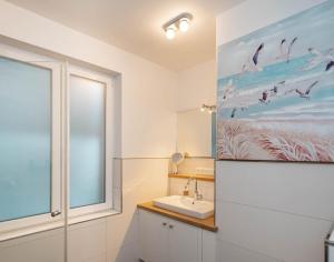 ヴェニングシュテットにあるCasita Kätheの洗面台と窓のあるバスルーム +56枚の写真