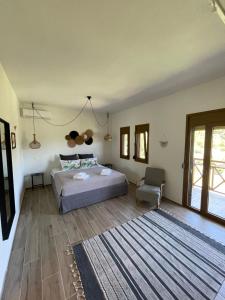 Postel nebo postele na pokoji v ubytování Paralia Homes peaceful 2 bedroom, unit # 2