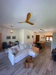Posezení v ubytování Paralia Homes peaceful 2 bedroom, unit # 2