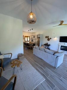 TV a/nebo společenská místnost v ubytování Paralia Homes peaceful 2 bedroom, unit # 2