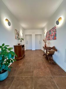 a hallway with a tile floor and a table at LA ROSA DEL SILE in Quarto dʼAltino