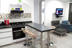 cocina con mesa y sillas en una habitación en Jacuzzi Privado, Relax en Ricaurte, Peñalisa en Ricaurte