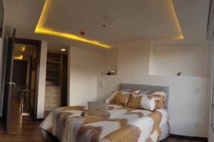 Voodi või voodid majutusasutuse Modern Suite, excellent location! toas