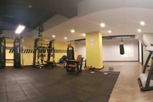 Spordikeskus ja/või sportimisvõimalused majutusasutuses Modern Suite, excellent location!