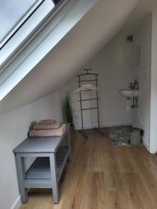 ブリュッセルにあるBrussels Bed & Blockchain Private rooms with shared bathroomの屋根裏部屋(テーブル、シンク付)