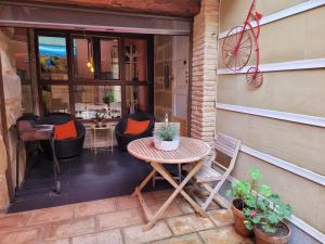 a patio with a table and chairs and a table at Casa Rural Los Carros in San Asensio