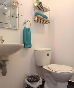 a bathroom with a toilet and a sink at Relax con excelente vista, Ricaurte Peñalisa in Ricaurte