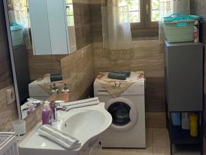 A bathroom at Marios guesthouse Pelion
