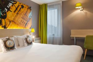 Postel nebo postele na pokoji v ubytování Brit Hotel Confort Amiens