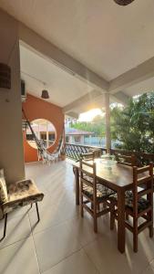 una sala da pranzo con amaca, tavolo e sedie di Casa Munzuá a Barreirinhas