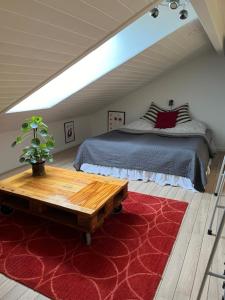 a bedroom with a bed and a table in a attic at Driverhuset B&B in Grindsted