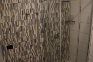 ナポリにあるNaples Soul - city centerの茶色のタイルのバスルーム(シャワー付)
