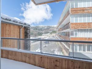 a balcony with a view of a street at Appartement 2 pièces - Centre Vieil Alpe, parking inclus - FR-1-645-59 in LʼHuez