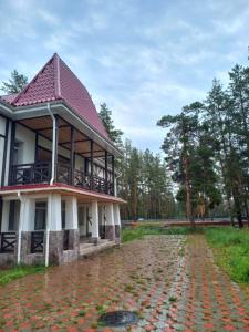 een gebouw met een dak bovenop een bakstenen weg bij гостиница Мюнхен in Shcherbakovo